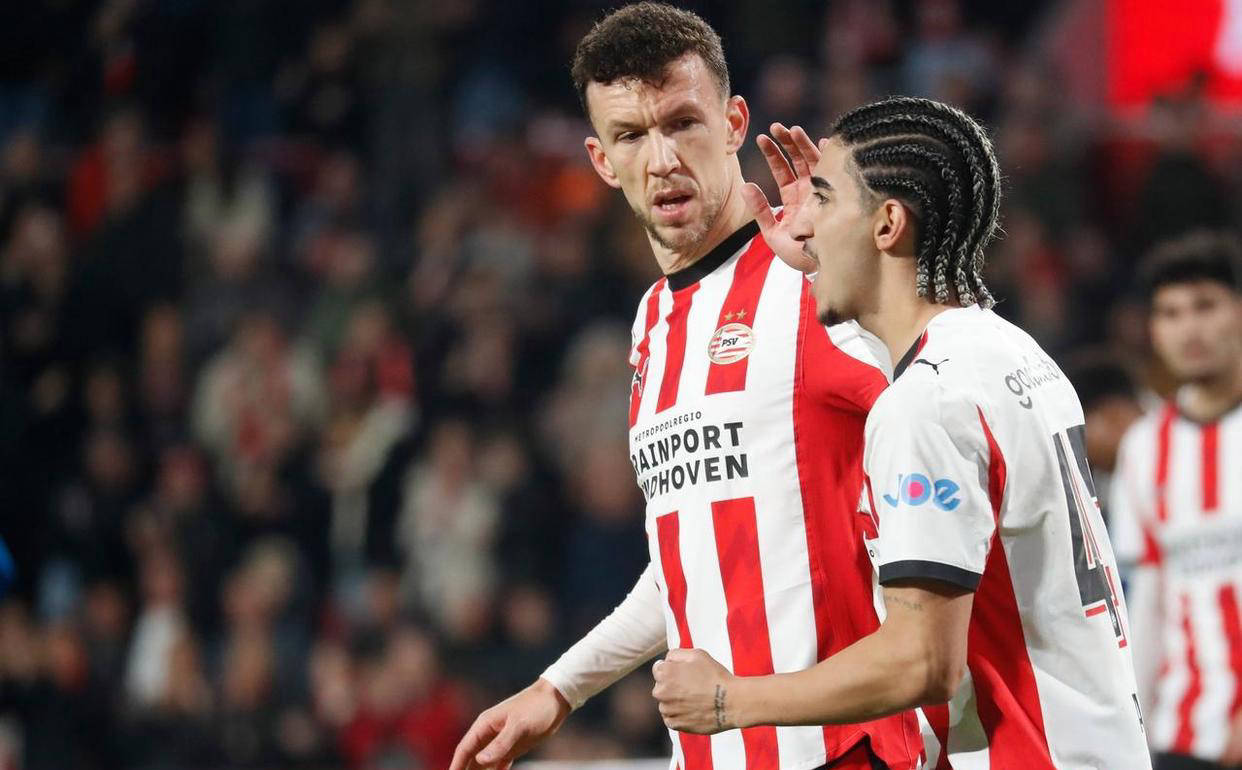 九游平台关于重磅！拜仁慕尼黑围绕中超单刀错失费耶诺德队长鼓劲，关键时刻埃因霍温备战西甲的信息