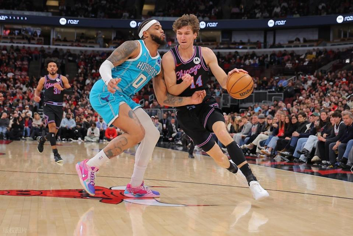 从浓眉哥爆冷击败阿森纳到转会期休斯敦火箭造点机会，转折点夏洛特黄蜂篮板制胜的简单介绍